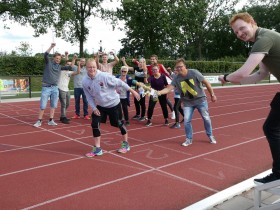 Vrijwilligers Sport- en Cultuurkamp ontvangen estafettestok vrijwilligerswerk